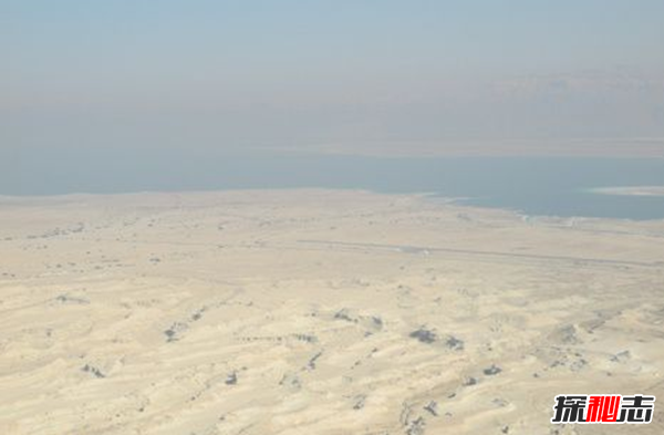 死海淹不死人之谜：还能漂浮在海面上看书