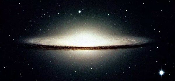 室女座河外星系 巨大旋涡星系几乎不含恒星(草帽星系)