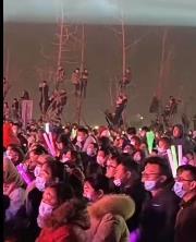 观众为了看潘长江演出爬上树 这也太拼了吧！！