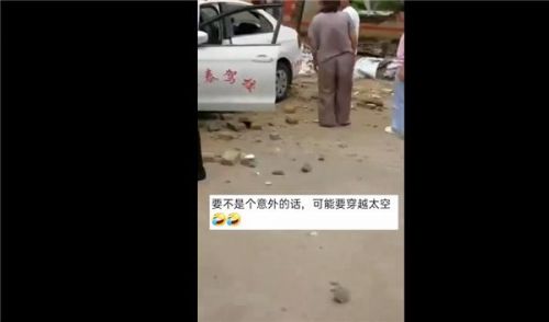 云南一驾校女学员太紧张开教练车穿墙而过现场图：无人员伤亡