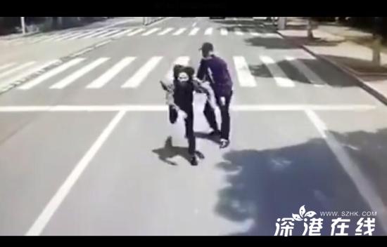 情侣吵架男子将女友推向公交车 记录仪拍下惊险的一幕！