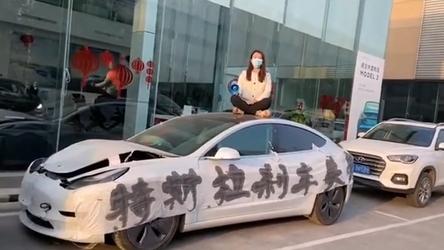 特斯拉回应女车主站Model 3车顶维权：有义务但不提供完整行车数据