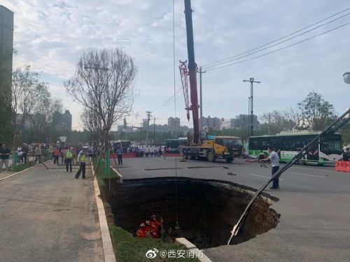 西安雁翔路发生道路塌陷事故现场图：一女子坠坑身亡【图】