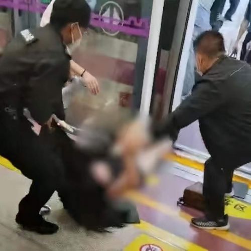 西安通报：地铁保安拽女乘客不构成违法，予以停职，7名相关责任人被处理