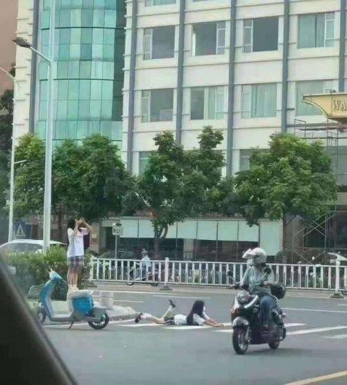广东河源JK少女躺斑马线拍照行为实在太危险 网友：请勿模仿