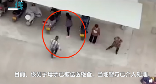 江苏兴化一男子当街殴打母亲多次拳打飞踹：现场图曝光令人气愤