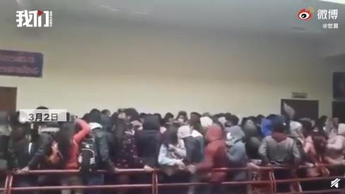 玻利维亚一大学护栏断裂致7人坠亡 悲剧的一幕发生了！！
