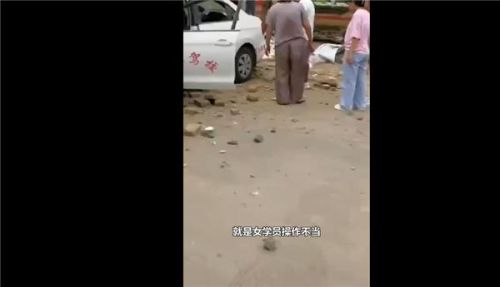 云南一驾校女学员太紧张开教练车穿墙而过现场图：无人员伤亡