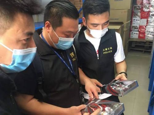 上海警方查获400万元假冒奥特曼案情披露：有内鬼制假售假